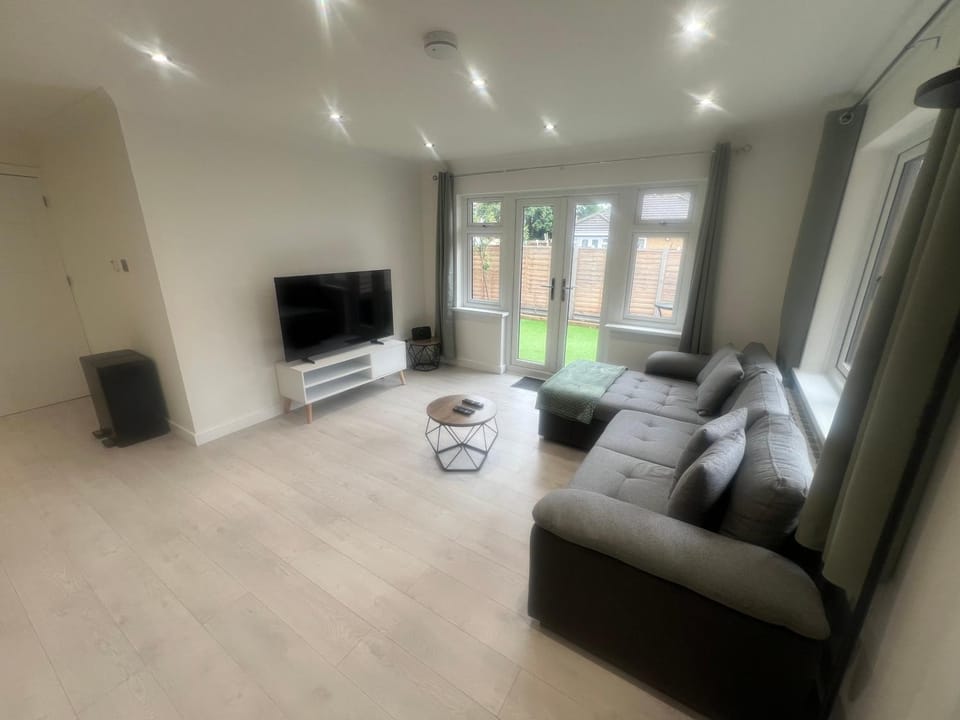 Rose Mews, Newly Refurbed Modern Interior with Garden Apartment in London