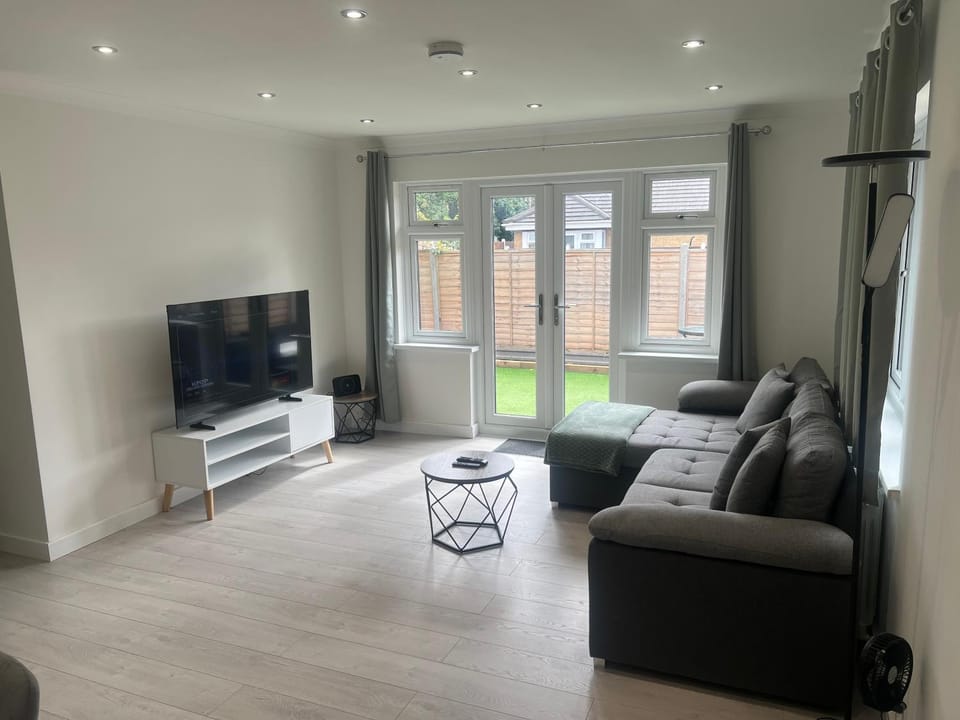 Rose Mews, Newly Refurbed Modern Interior with Garden Apartment in London