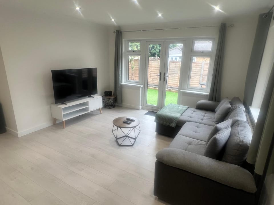 Rose Mews, Newly Refurbed Modern Interior with Garden Apartment in London