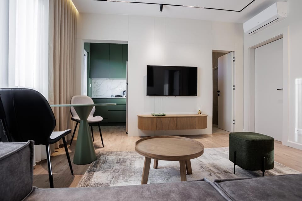 Bed, TV and multimedia, Living room, Photo of the whole room, Seating area, Bedroom, air conditioner