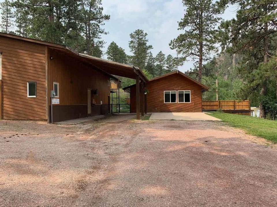 Rock Lodge Complete with Covered Parking House in Keystone
