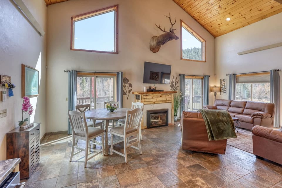 5 Miles from Mt- Rushmore with private hot tub House in Keystone