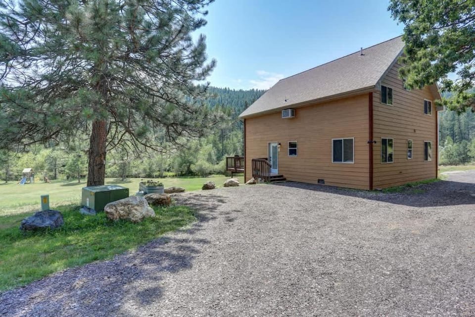 5 Miles from Mt- Rushmore with private hot tub House in Keystone