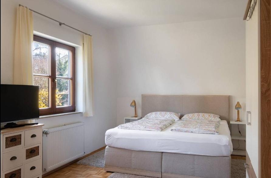 Bed, TV and multimedia, Photo of the whole room, Bedroom