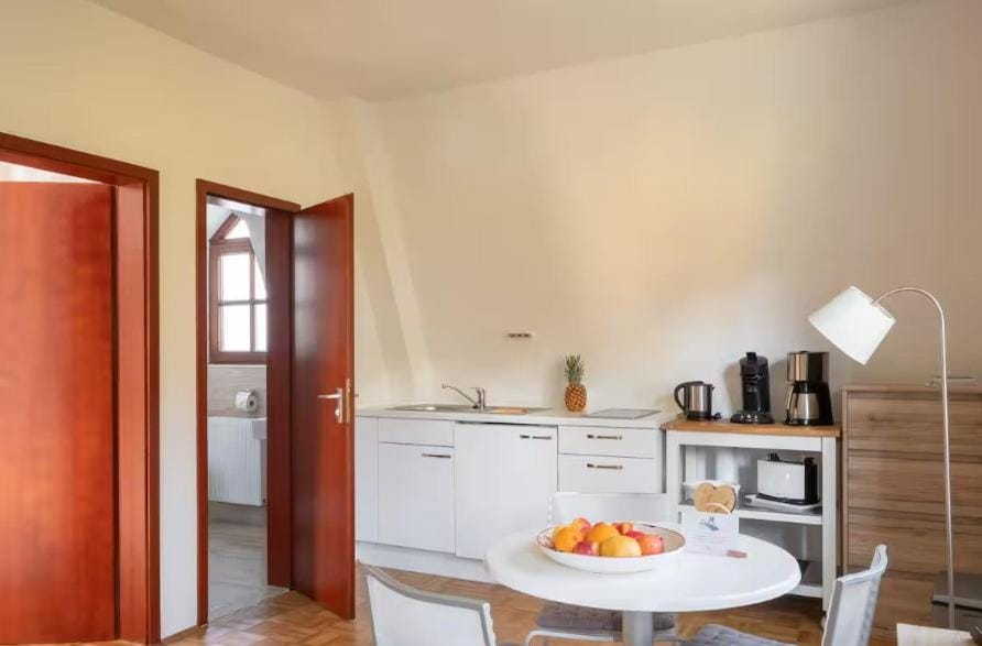 Coffee/tea facilities, Kitchen or kitchenette, Dining area, stove, toaster