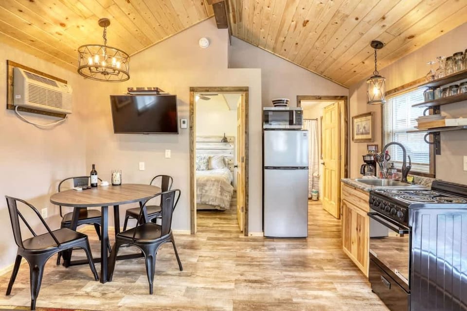 Rustic getaway in the woods House in West Pennington