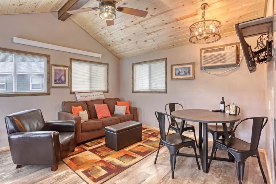 Rustic getaway in the woods House in West Pennington