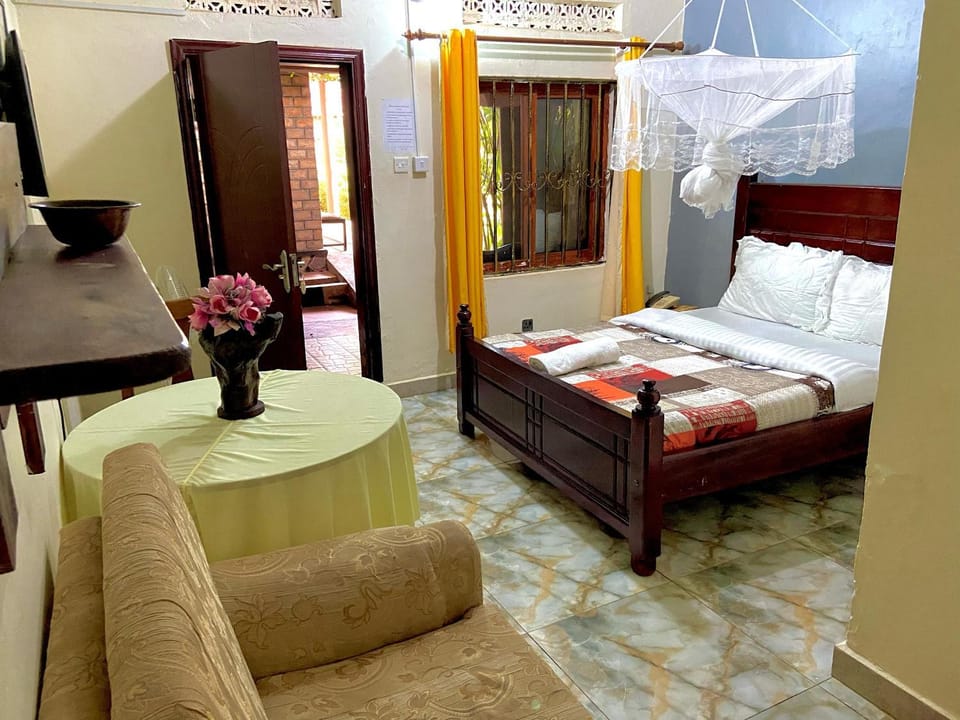 Bed, Photo of the whole room, Seating area, Bedroom, towels