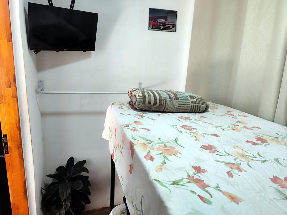 Bed, TV and multimedia, Photo of the whole room, Bedroom