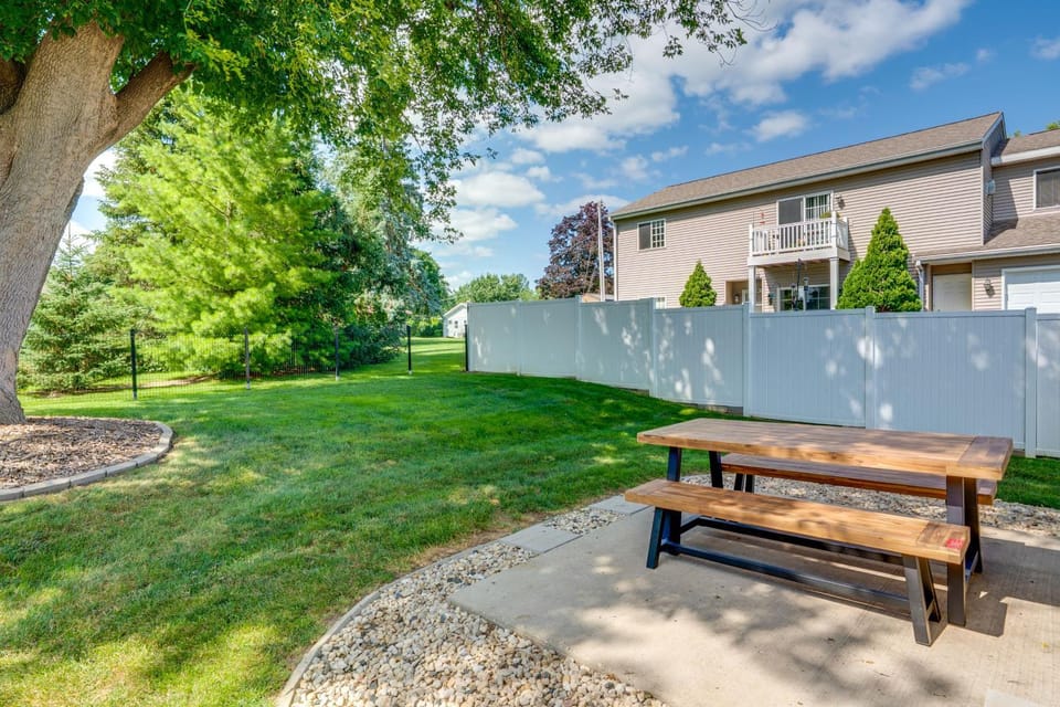 1 Mi to Beach: Dog-Friendly Condo in Lake Mills! House in Wisconsin