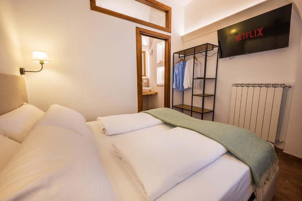 Bed, TV and multimedia, Photo of the whole room, Bedroom