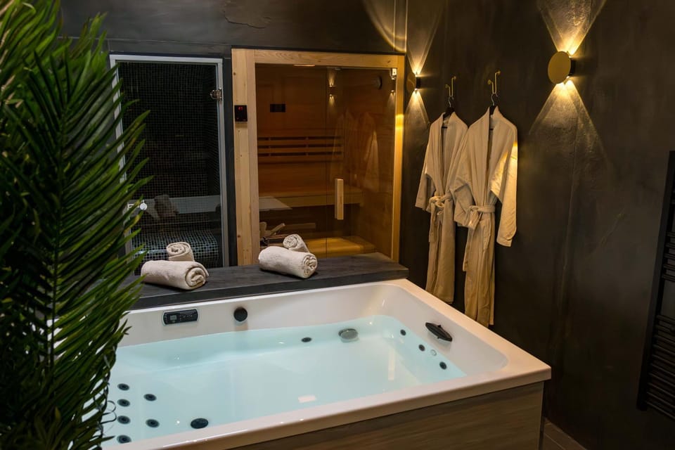 Hot Tub, Sauna
