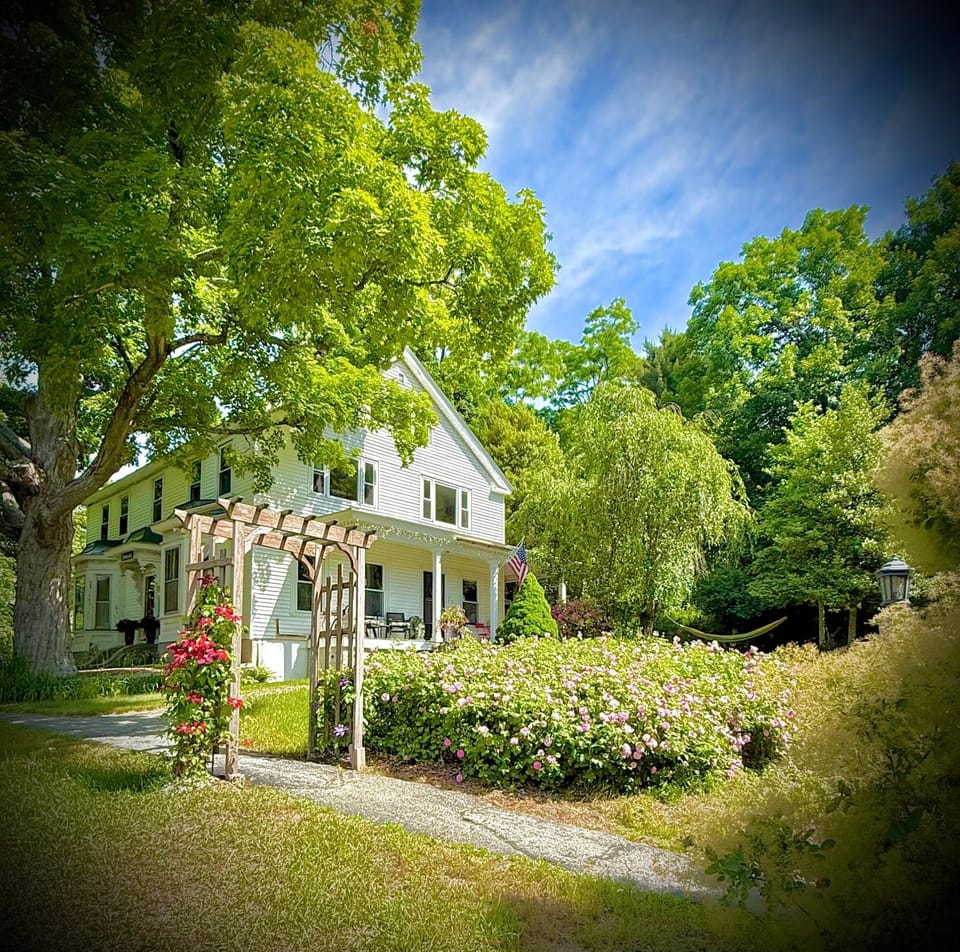 Charming Farmhouse - Holiday Hills Apartment in Concord