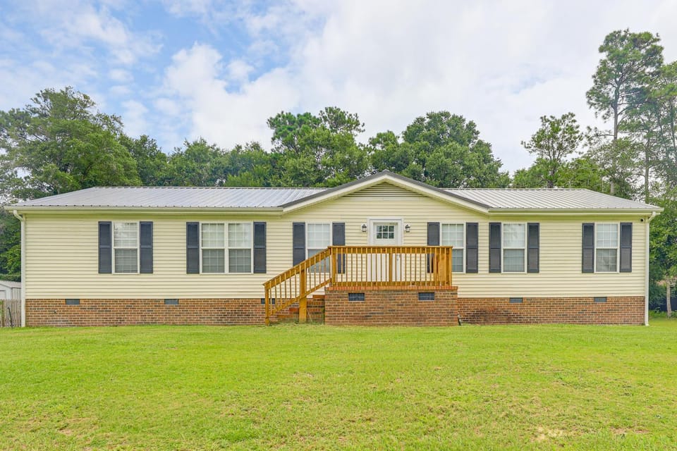 7 Mi to Beach! Sneads Ferry Family Home w/ Hot Tub House in Sneads Ferry