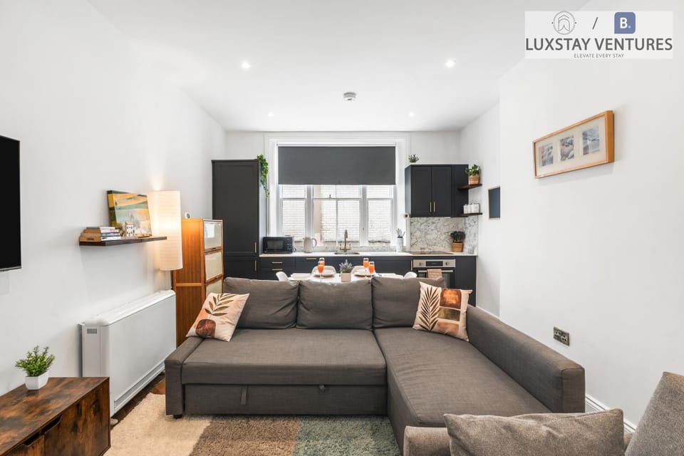 Communal lounge/ TV room, Bed, TV and multimedia, Kitchen or kitchenette, Living room, Photo of the whole room, Seating area, Evening entertainment, Bedroom