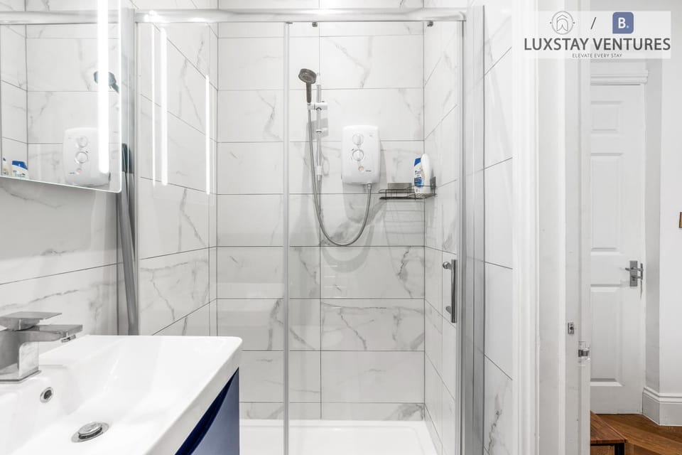 Shower, Bathroom, towels
