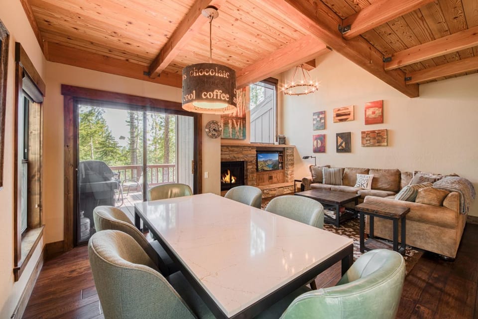North Shore Lakeside Condo 15 by Tahoe Getaways - Walk to Beach with HOA House in Dollar Point