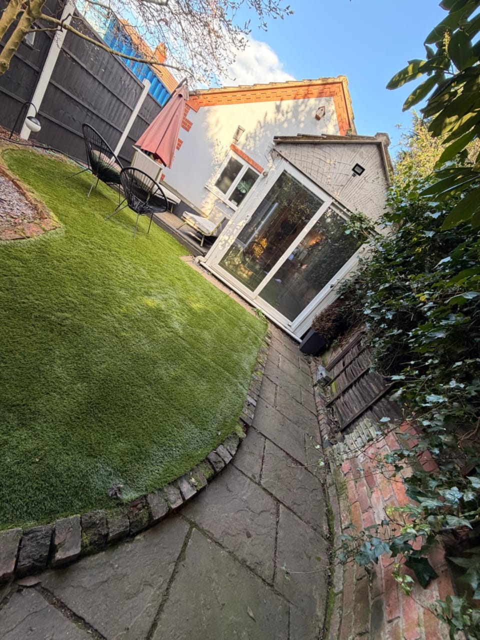 Cozy Cottage Coventry self check-in after 3pm, Pets Friendly House in Coventry