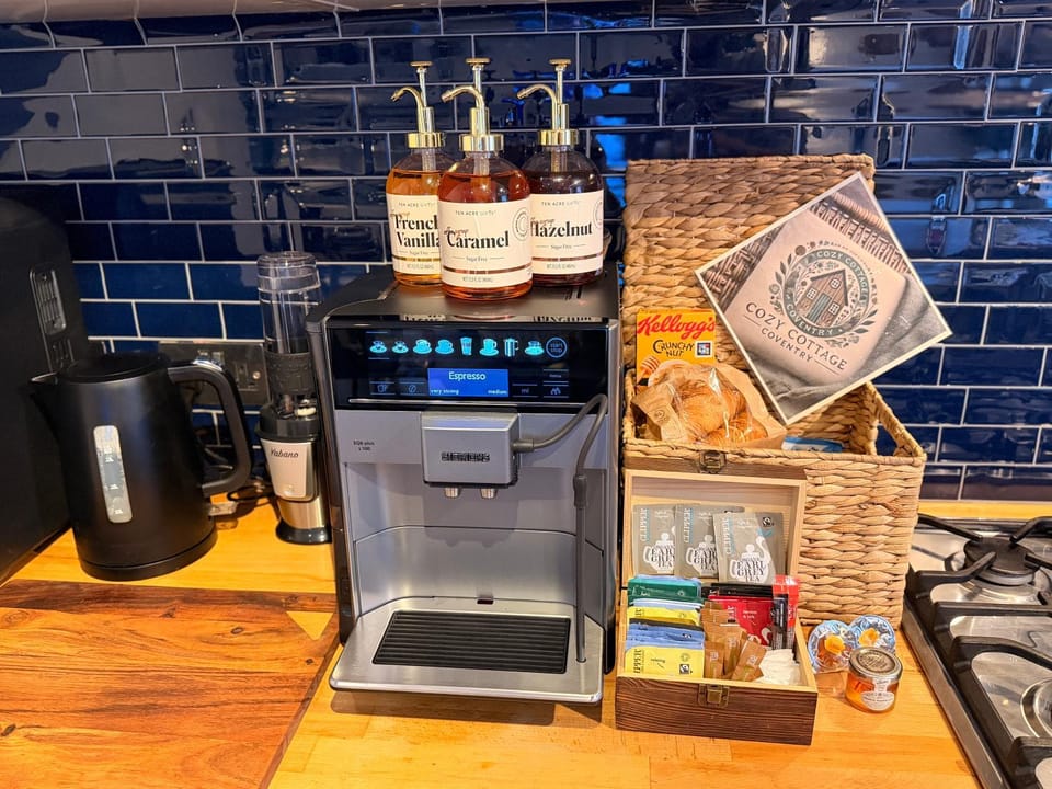 Cozy Cottage Coventry self check-in after 3pm, Pets Friendly House in Coventry