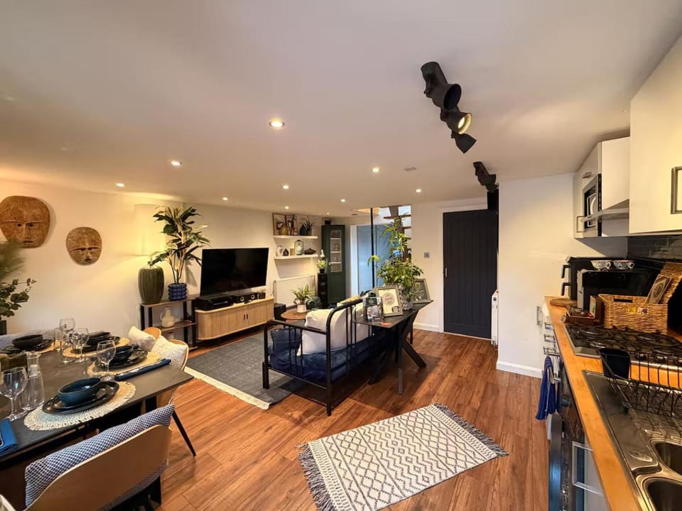 TV and multimedia, Kitchen or kitchenette, Living room, Seating area, Dining area, Evening entertainment