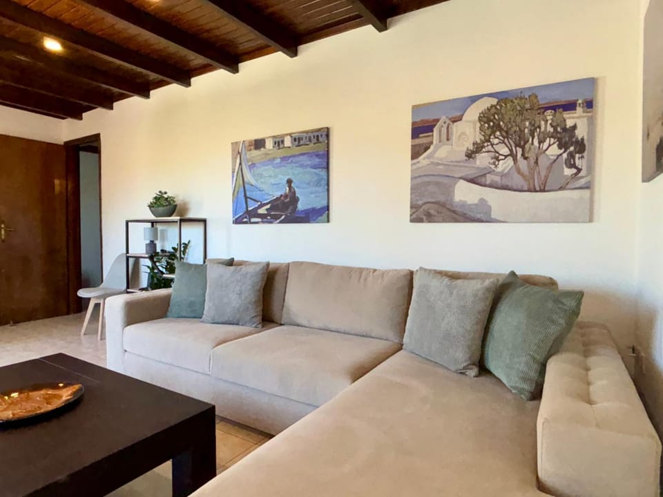 Living room, Seating area, air conditioner