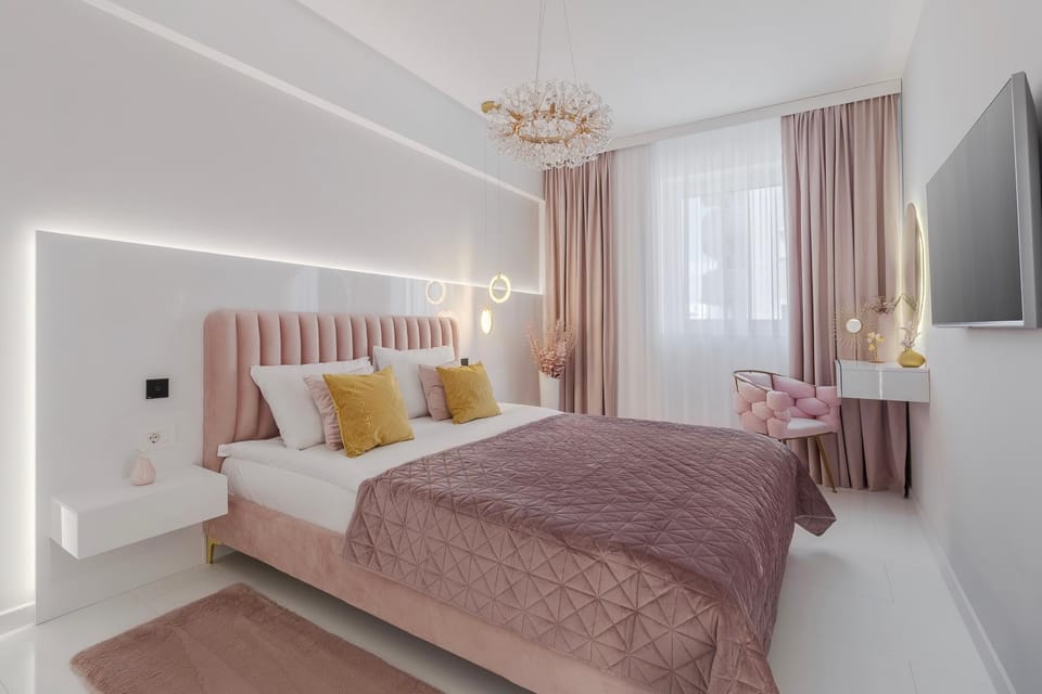 Bed, TV and multimedia, Bedroom