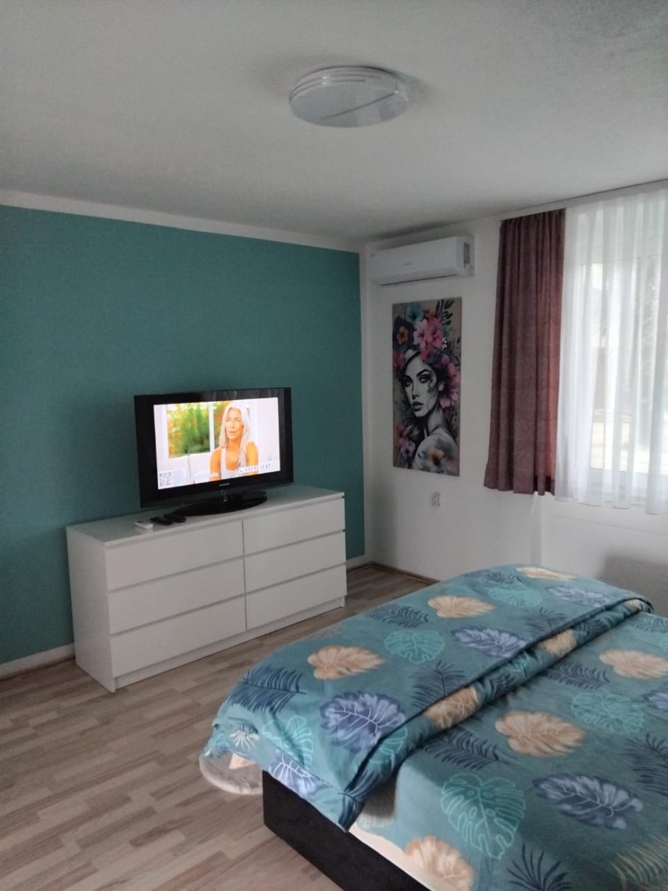 Communal lounge/ TV room, Bed, TV and multimedia, Bedroom