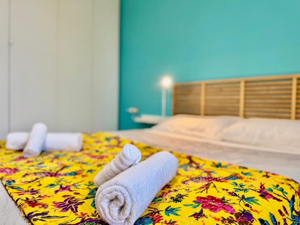 Bed, Bedroom, towels