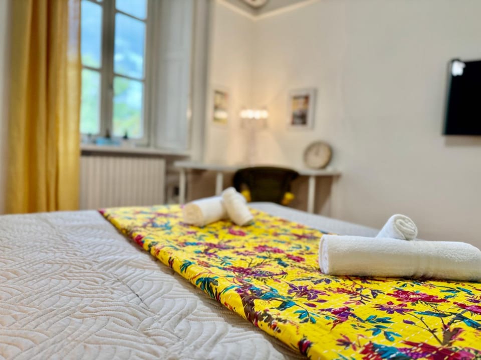 Bed, TV and multimedia, Bedroom