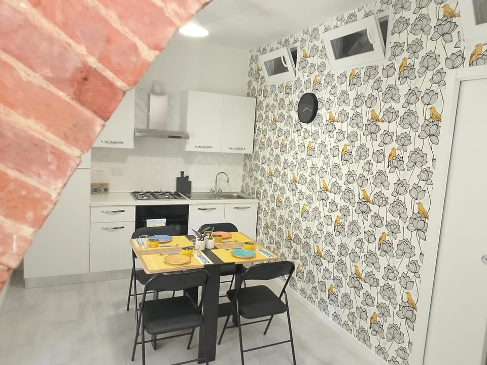 Kitchen or kitchenette, Dining area, oven
