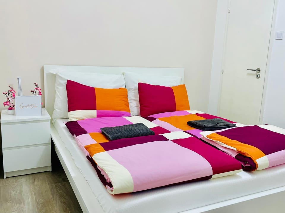 Bed, Photo of the whole room, Bedroom, towels