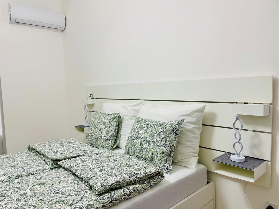 Bed, Bedroom, towels, air conditioner