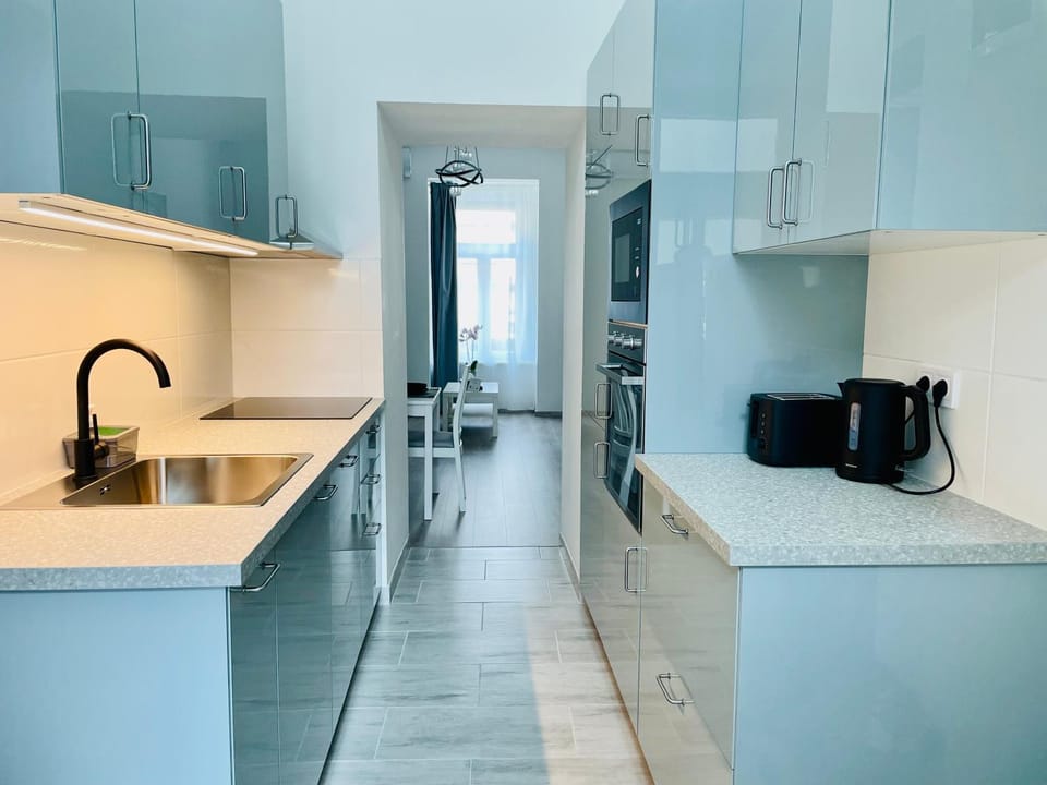 Coffee/tea facilities, Kitchen or kitchenette, dishwasher, microwave, oven, stove, toaster