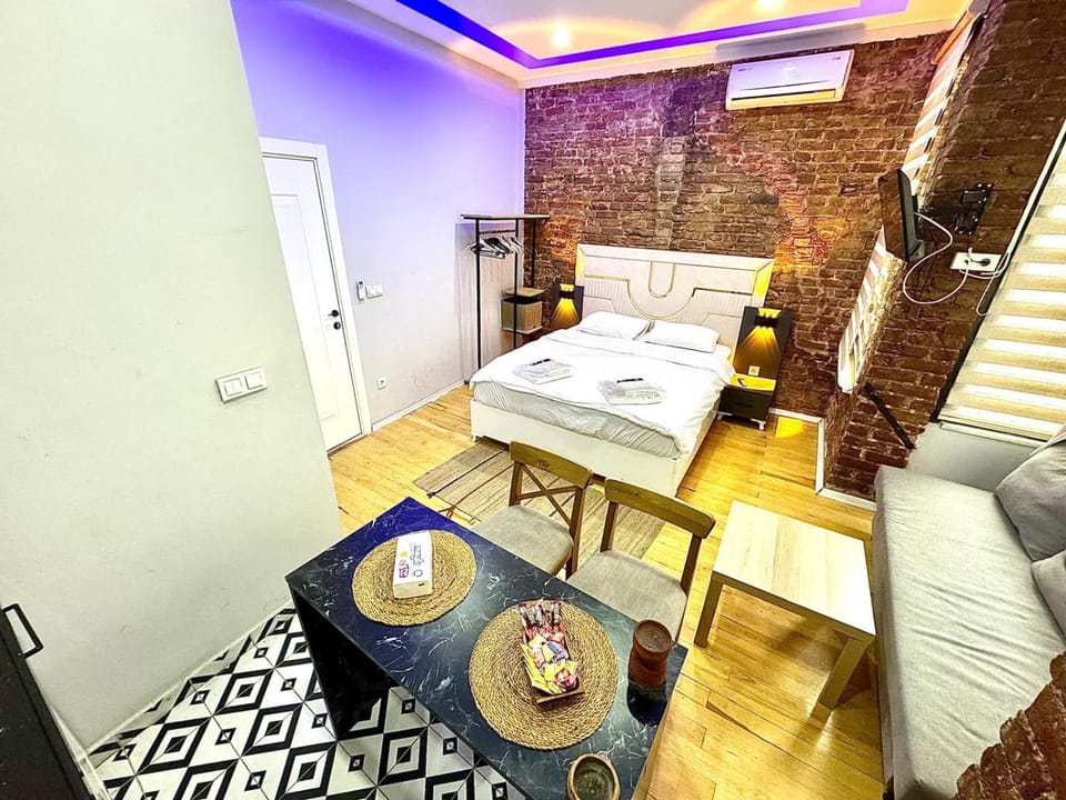 Bed, Living room, Photo of the whole room, Seating area, Dining area, Bedroom, towels, air conditioner