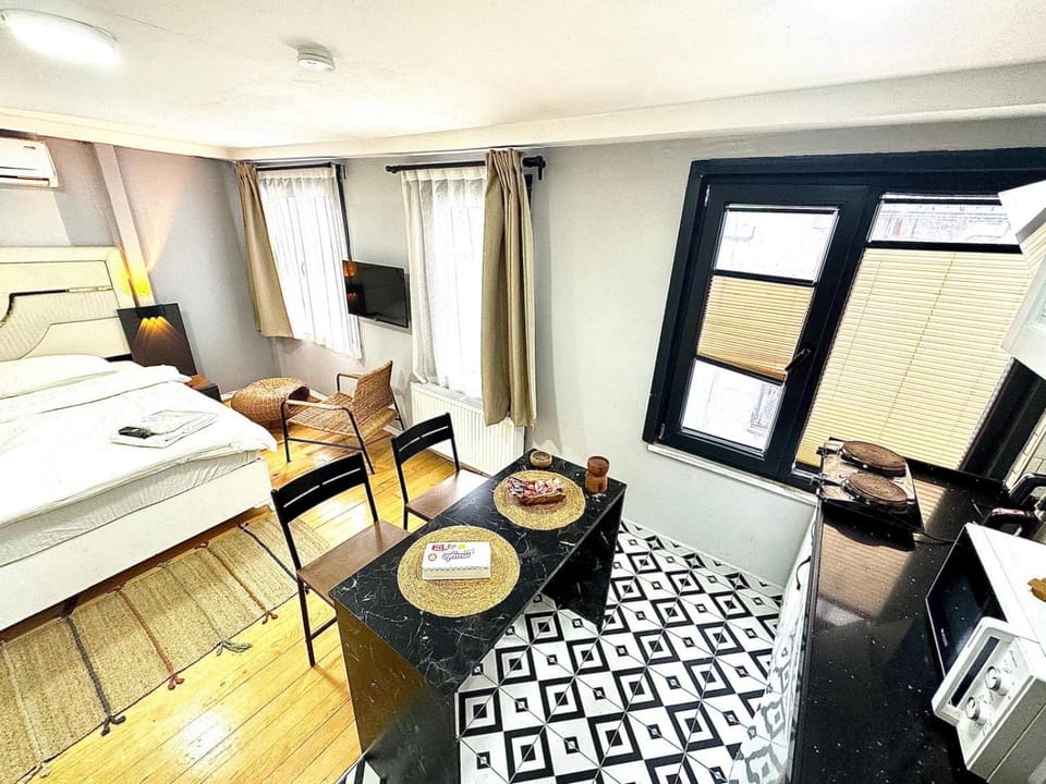 Communal lounge/ TV room, Bed, TV and multimedia, Kitchen or kitchenette, Living room, Photo of the whole room, Seating area, Dining area, Evening entertainment, Bedroom, hair dresser, minibar, oven