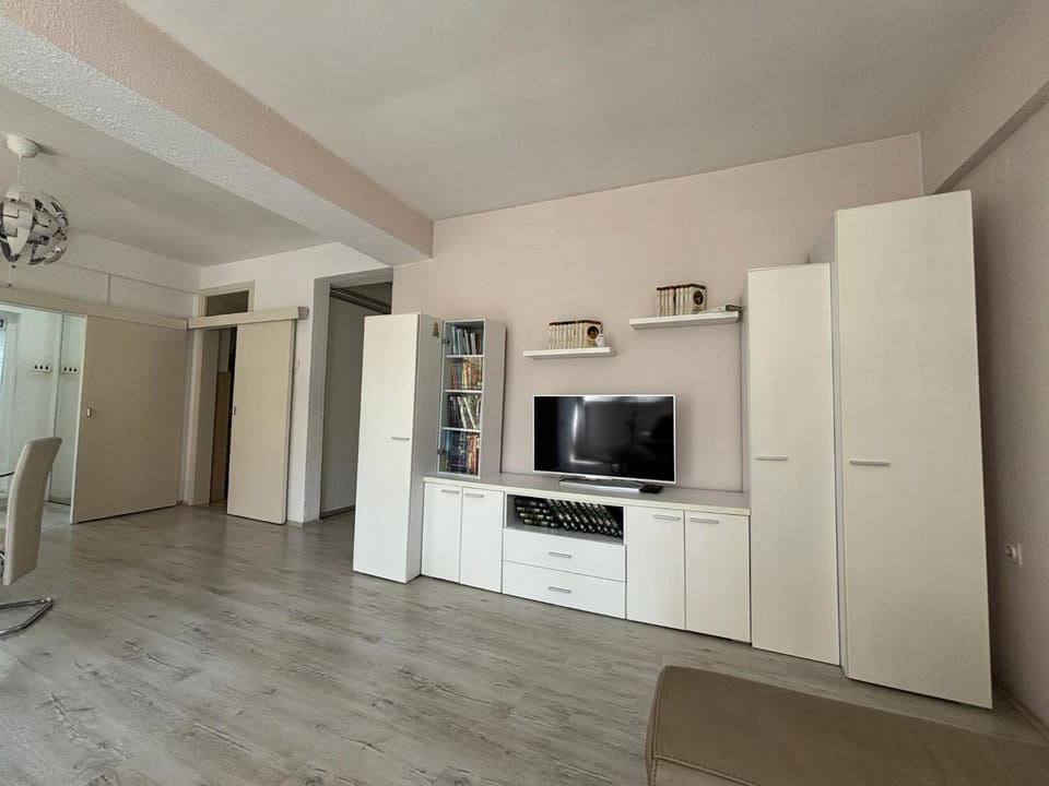 Communal lounge/ TV room, TV and multimedia, wardrobe