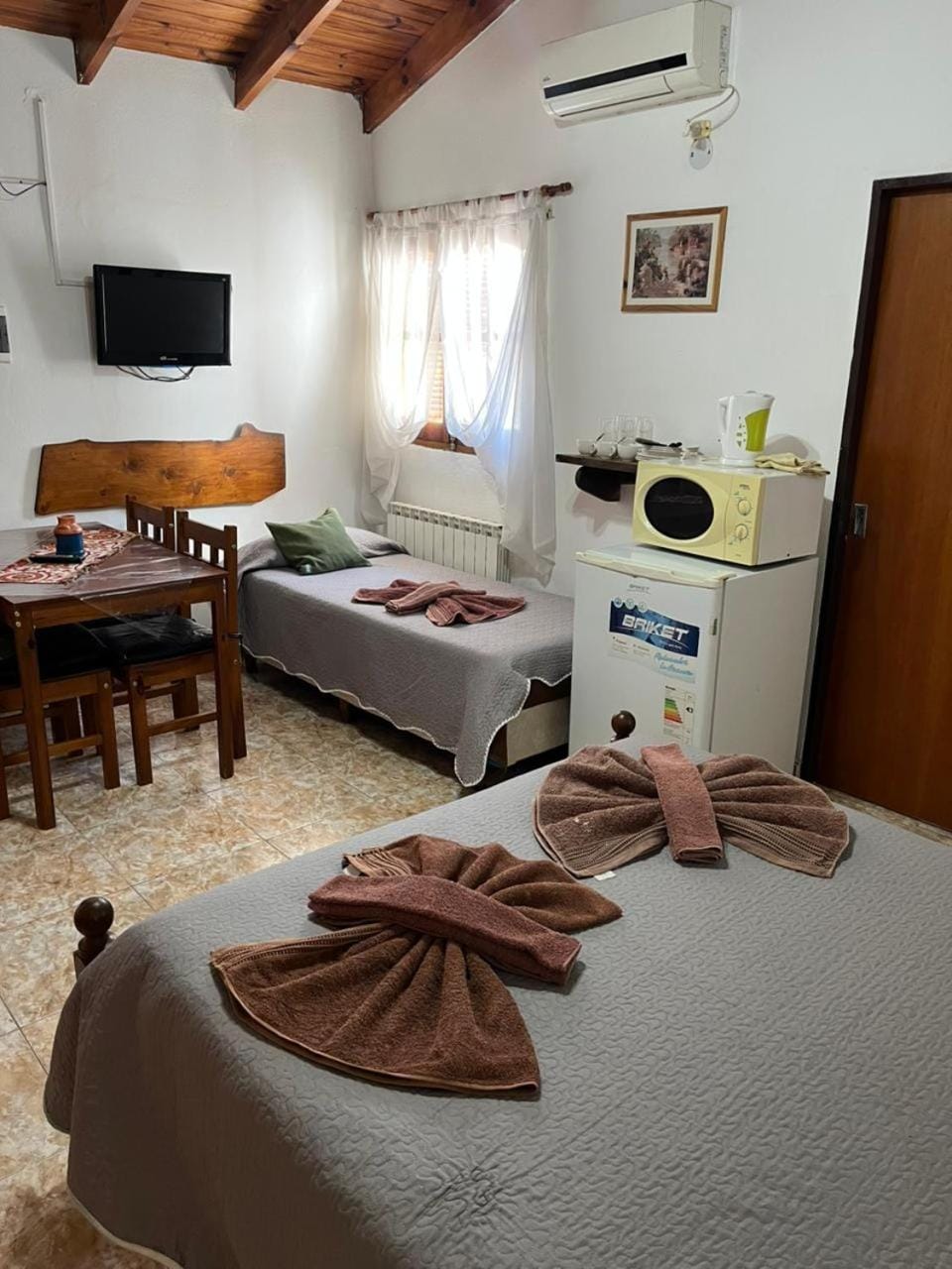 Communal lounge/ TV room, Bed, TV and multimedia, Photo of the whole room, Bedroom, towels, air conditioner