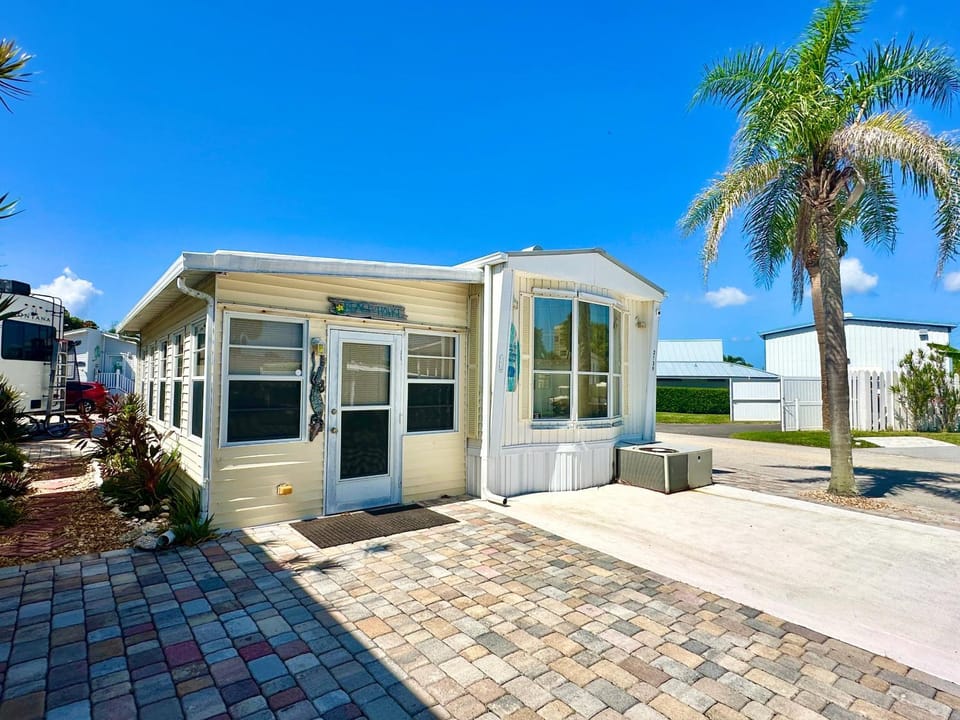 Coastal Paradise in This 1 Bedroom 1 Bath Beach Home on Nettles Island Resort House in Hutchinson Island