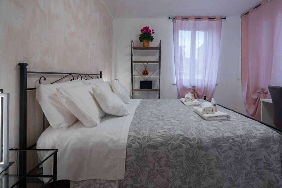 Bed, Bedroom, towels