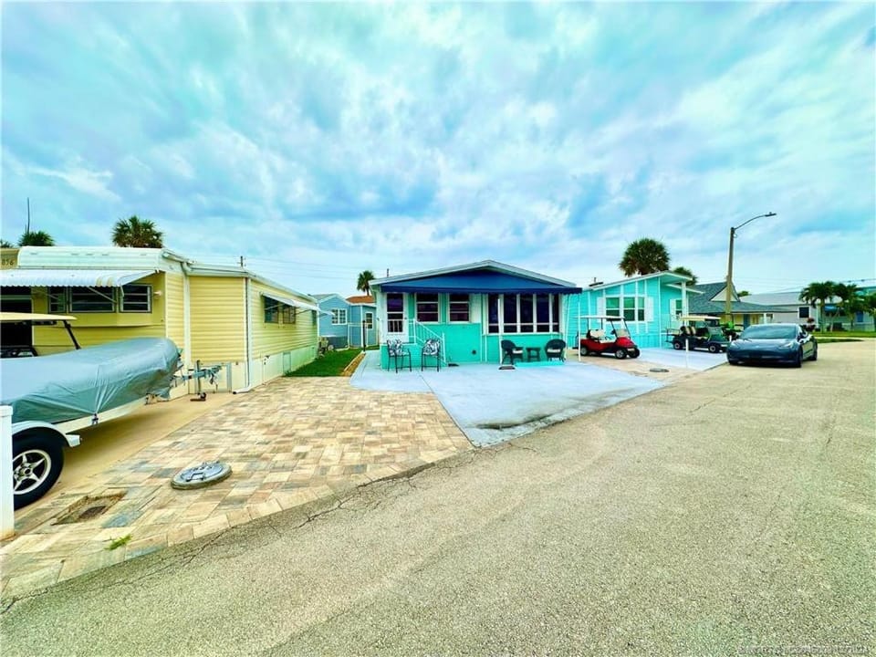 Beach Access cozy 2 Bedroom 1 Bath Beach House on Nettles Island House in Hutchinson Island