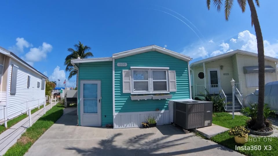 Coastal Adorable 1 bedroom 1 bath beach bungalow Located On Nettles Island House in Hutchinson Island