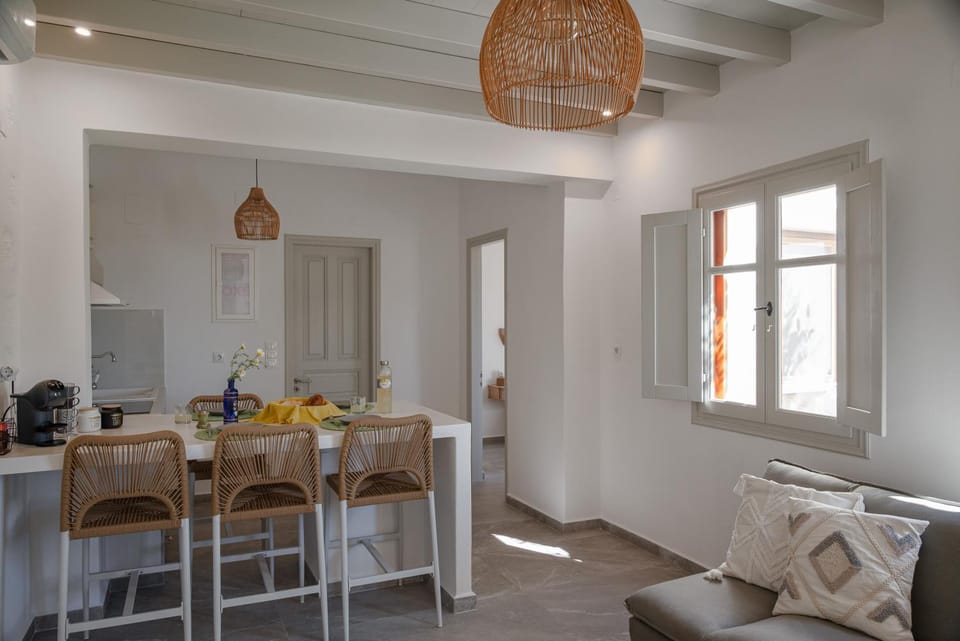 Kitchen or kitchenette, Living room, Seating area, Dining area, Food