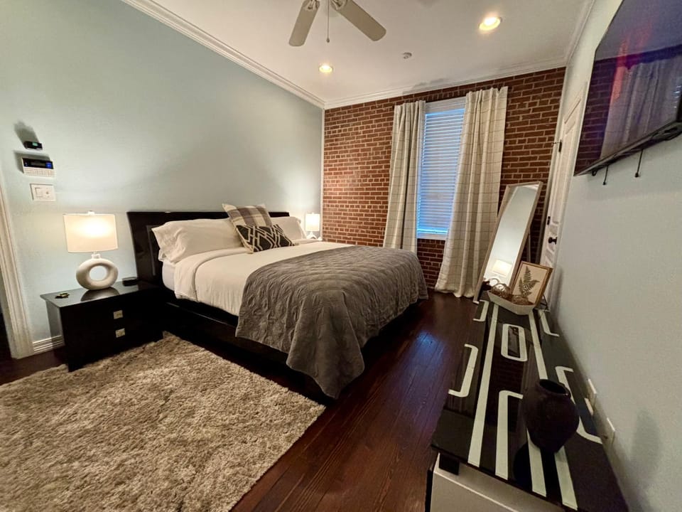 Bed, TV and multimedia, Photo of the whole room, Bedroom