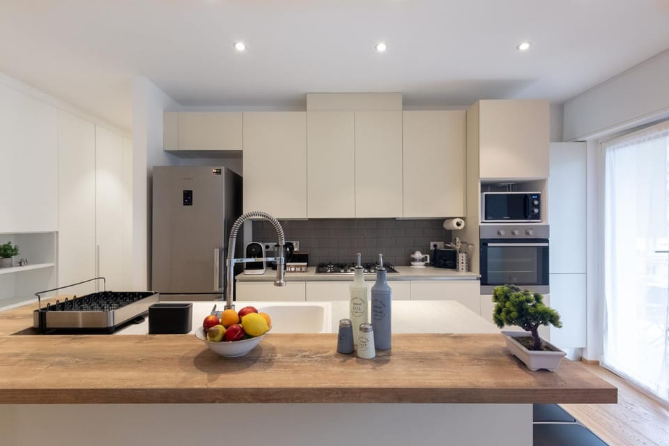 Kitchen or kitchenette, dishwasher, minibar, oven, stove, toaster