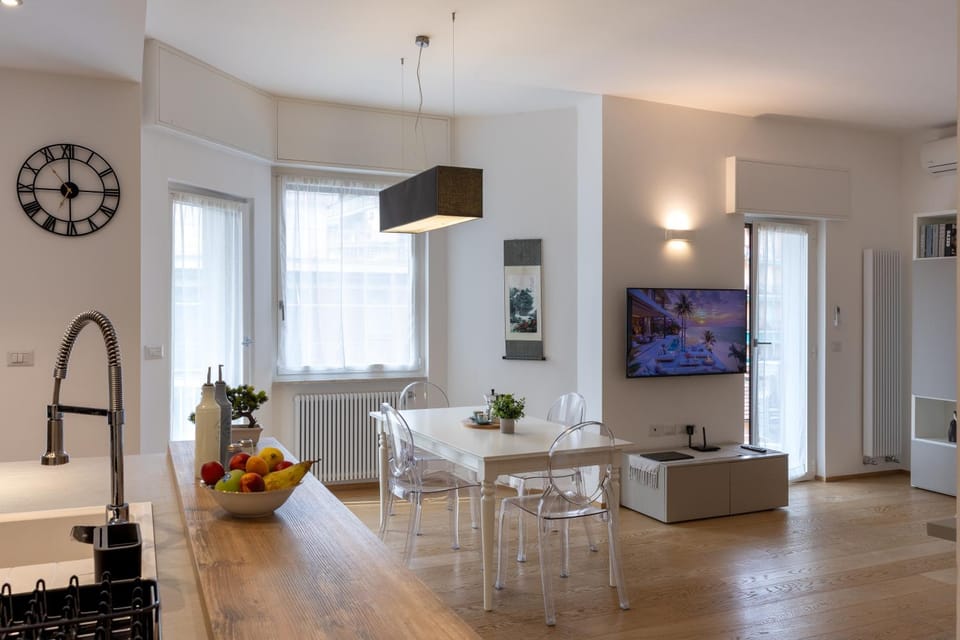 TV and multimedia, Living room, Seating area, Dining area