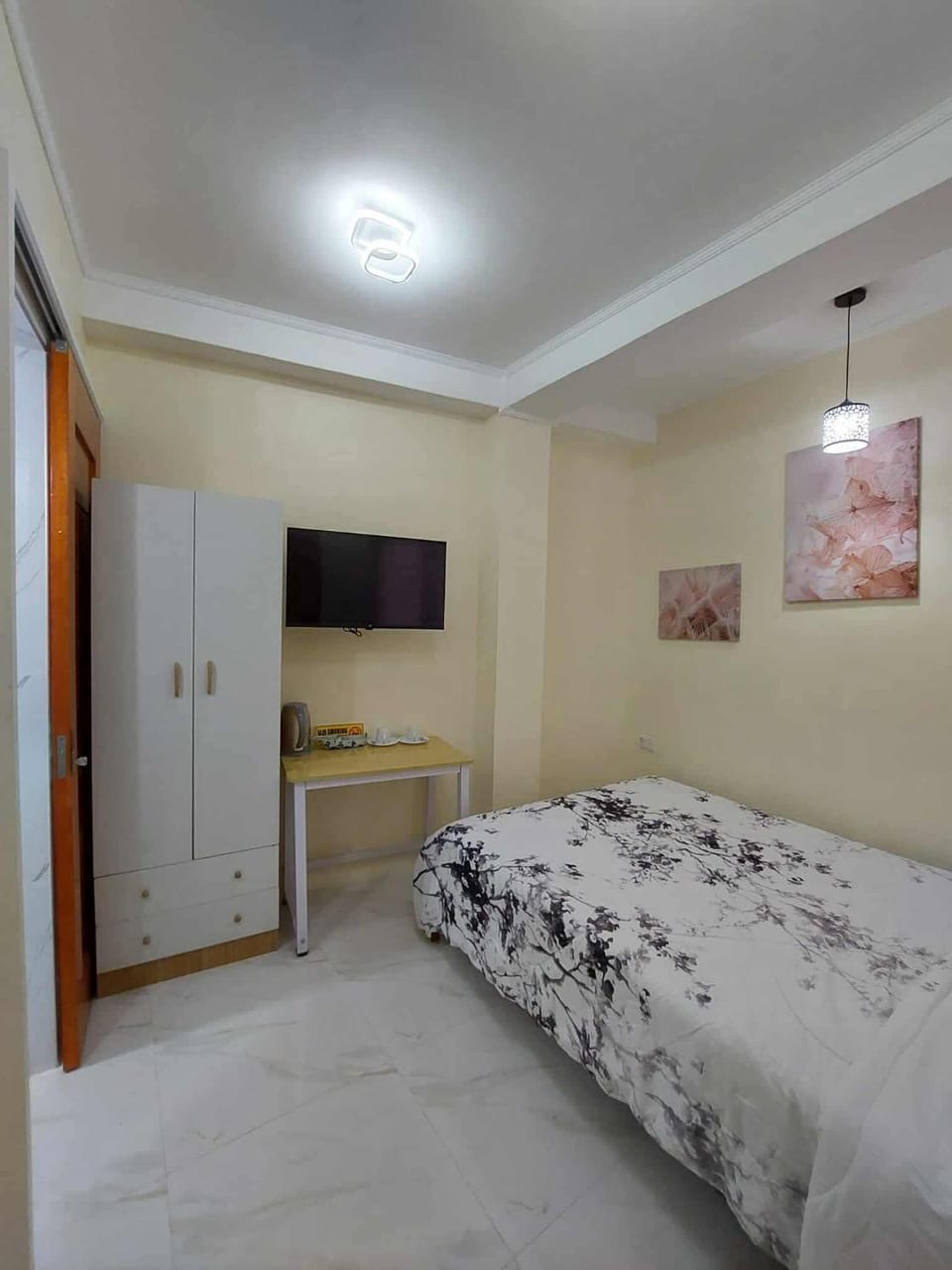 Bed, TV and multimedia, Bedroom, wardrobe