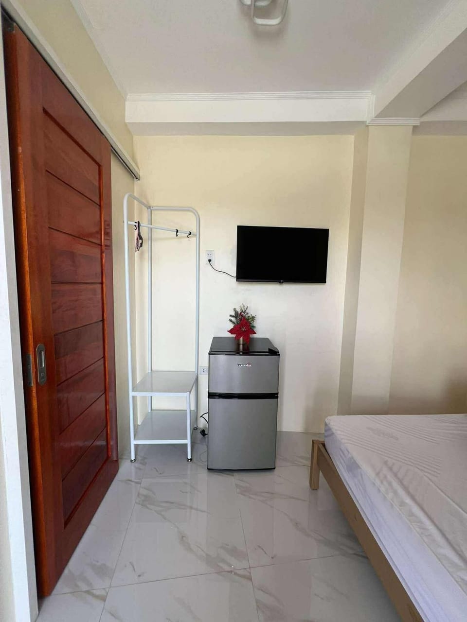 Compostela Guest Room #2 Terrace, Rooftop, Netflix, WiFi Bed and Breakfast in Central Visayas