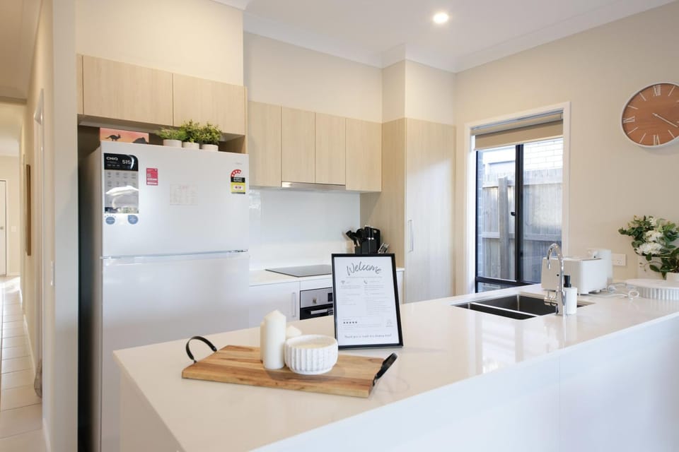 Spacious 4BR Family Home in Doolandella House in Brisbane