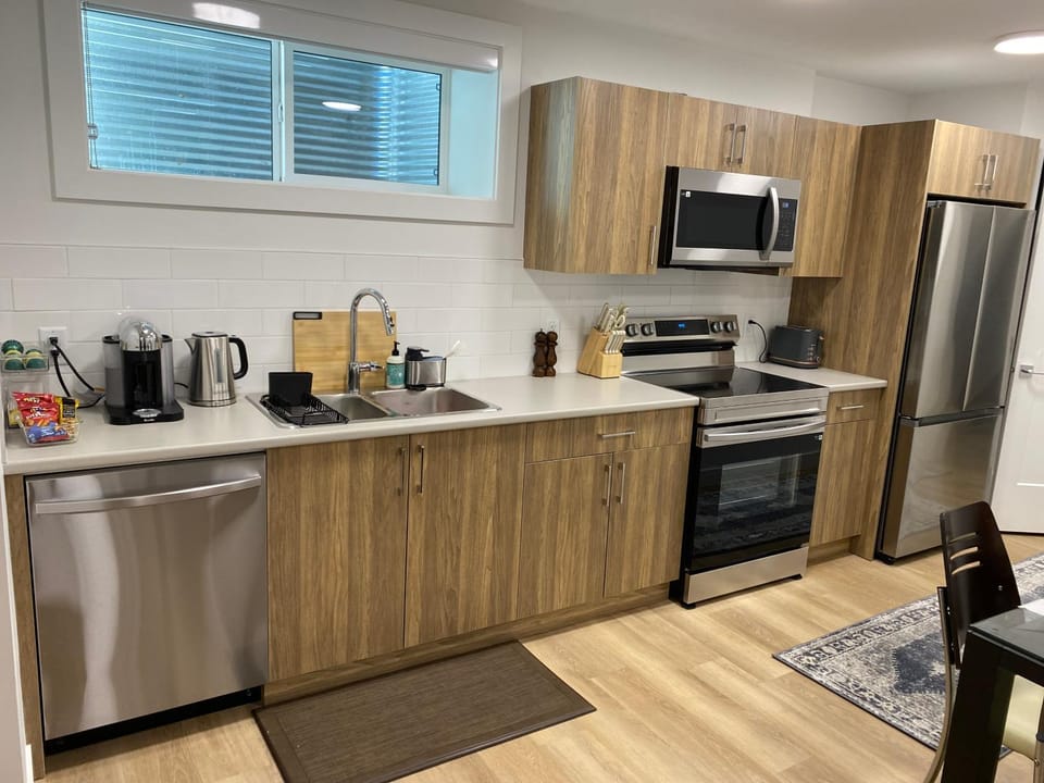 Coffee/tea facilities, Kitchen or kitchenette, dishwasher, oven, stove, toaster