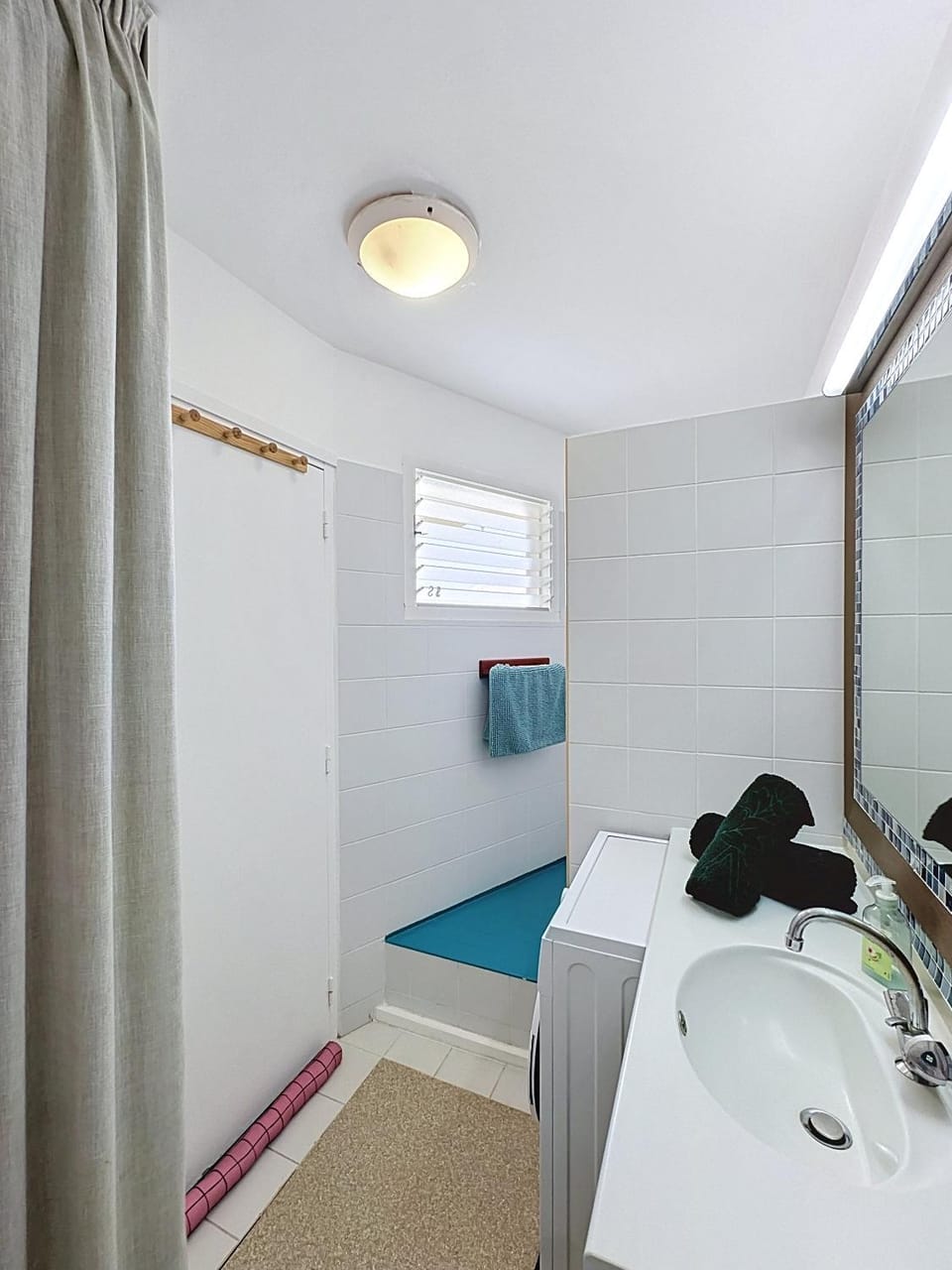 Shower, Bathroom, towels, washing machine